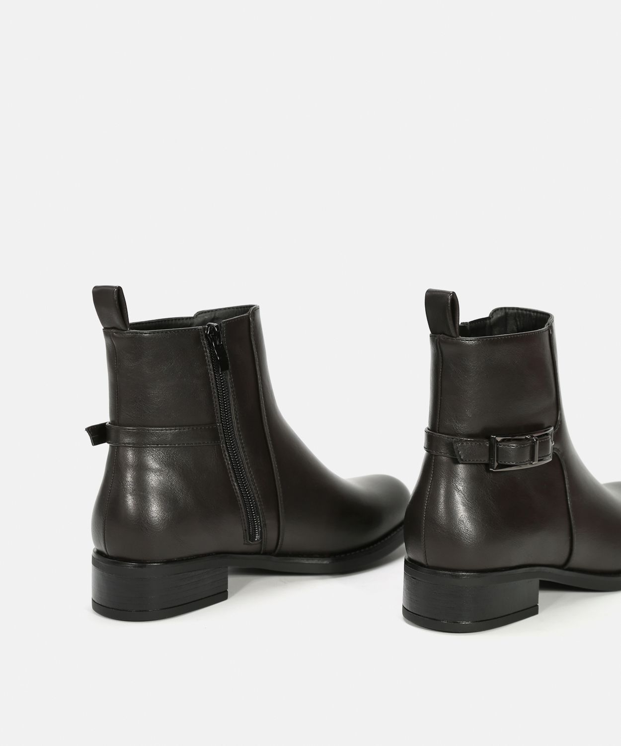 Botines planos hebilla image number null